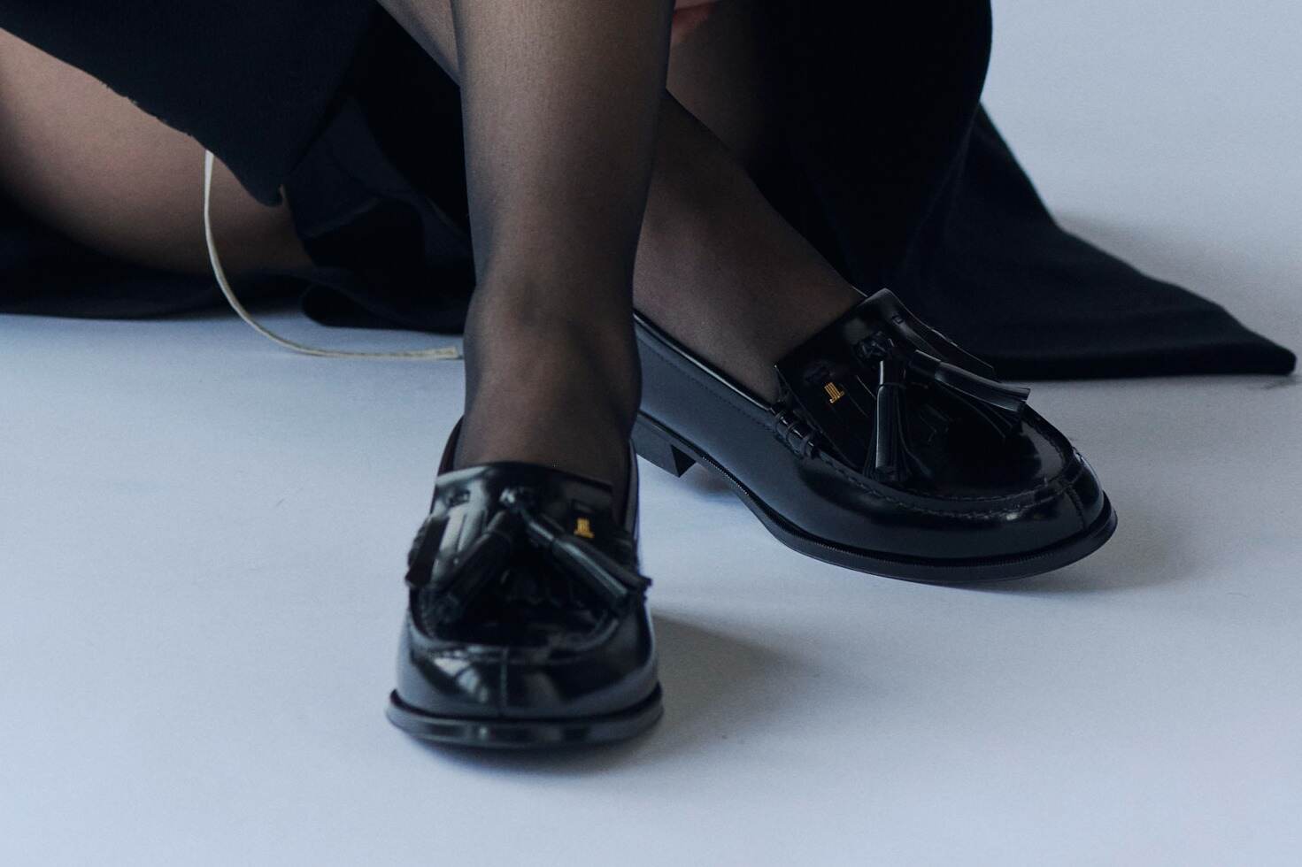 ハルタ×ランバン オン ブルー、“タッセル揺らめく”光沢感ガラス加工