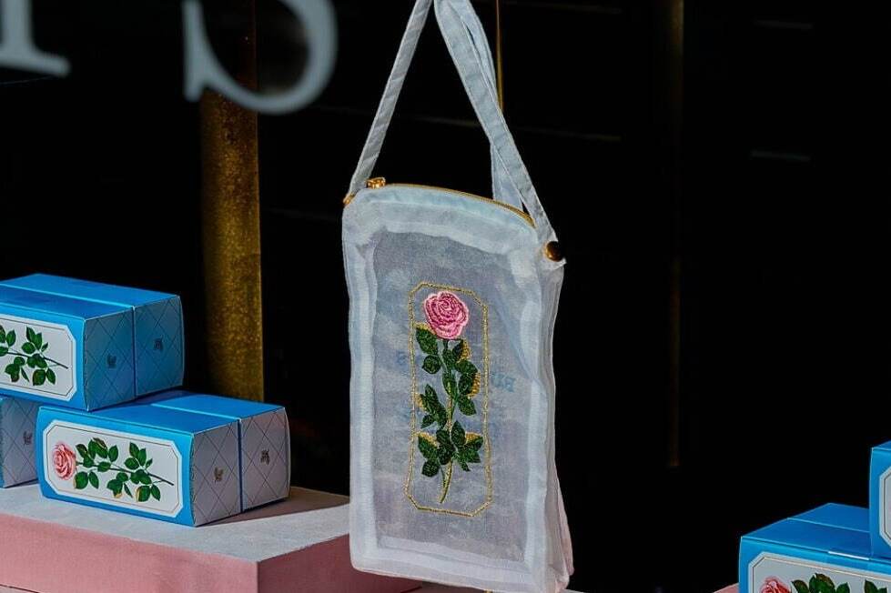 ルル メリー×ブリジットタナカ、“一輪のバラ”刺繍のオーガンジーバッグ