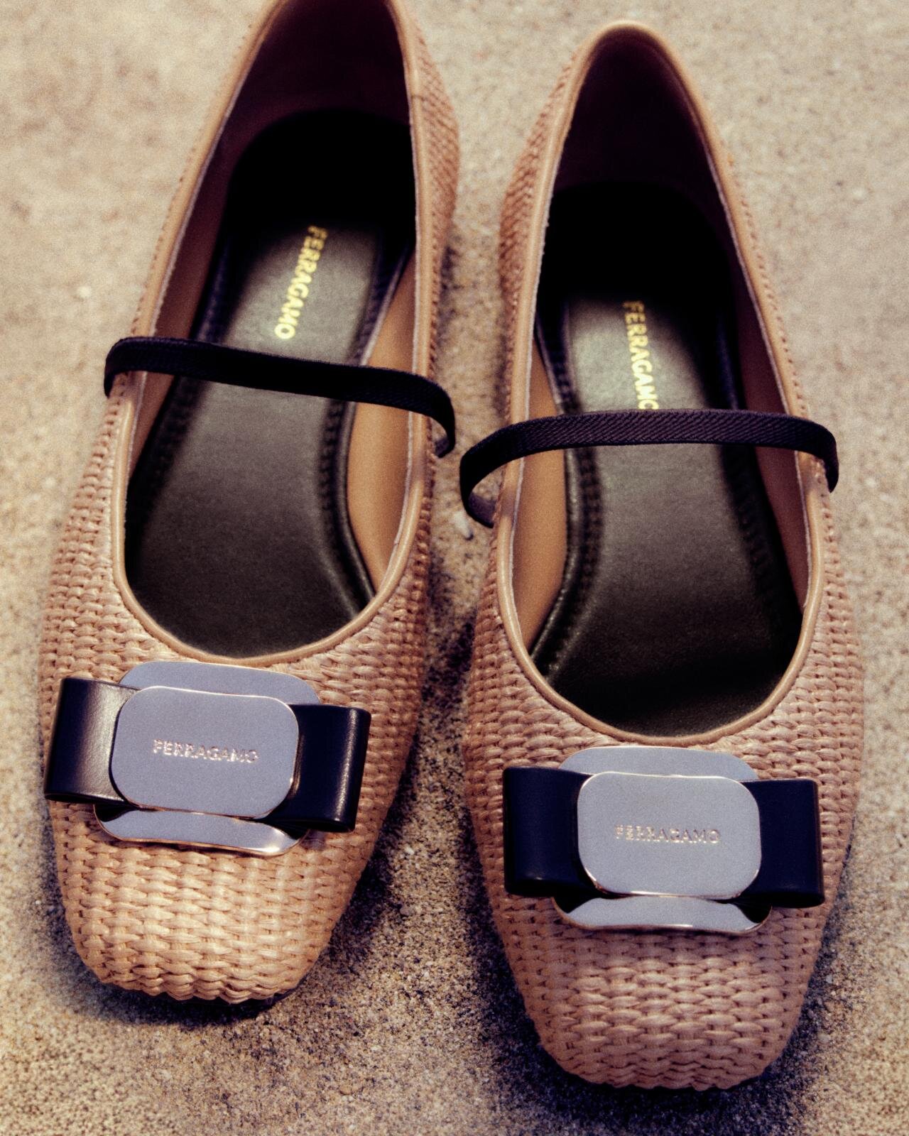 フェラガモ“ヴァラ”リボンのラフィア編みバレリーナシューズ＆フラット