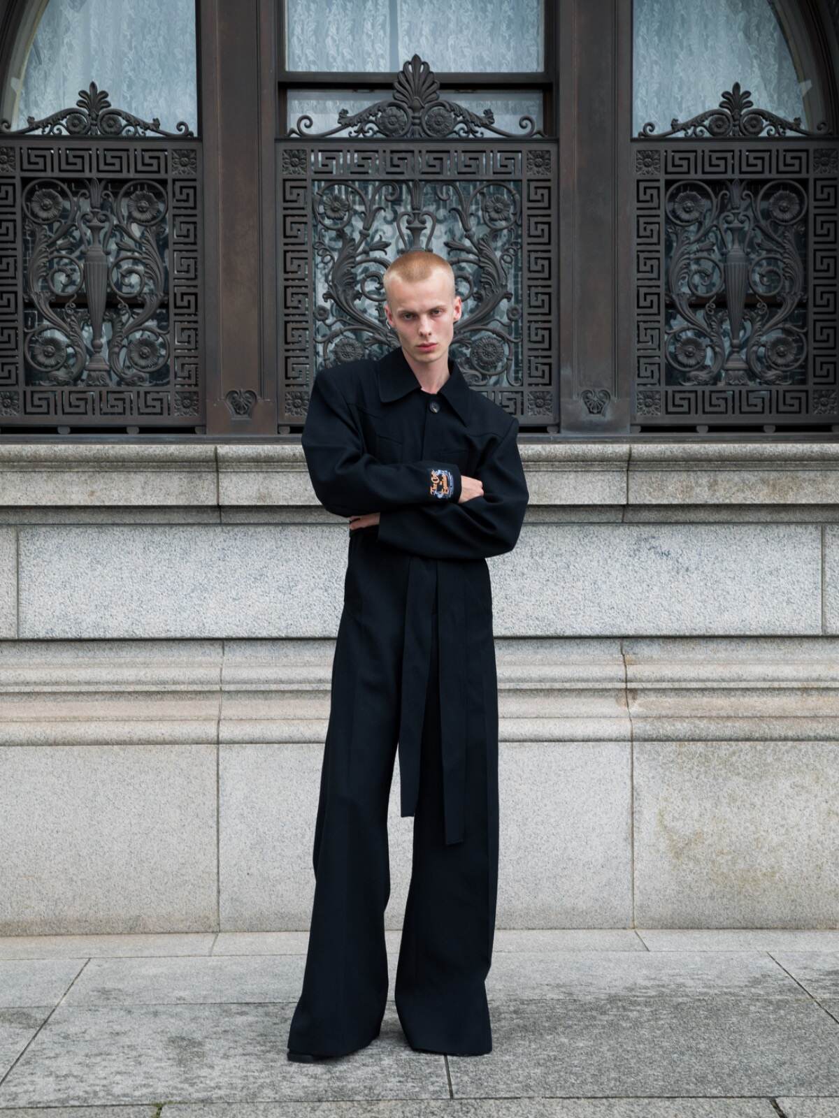 エゴンラボ“流麗シルエット”のウールジャンプスーツ、アディッション