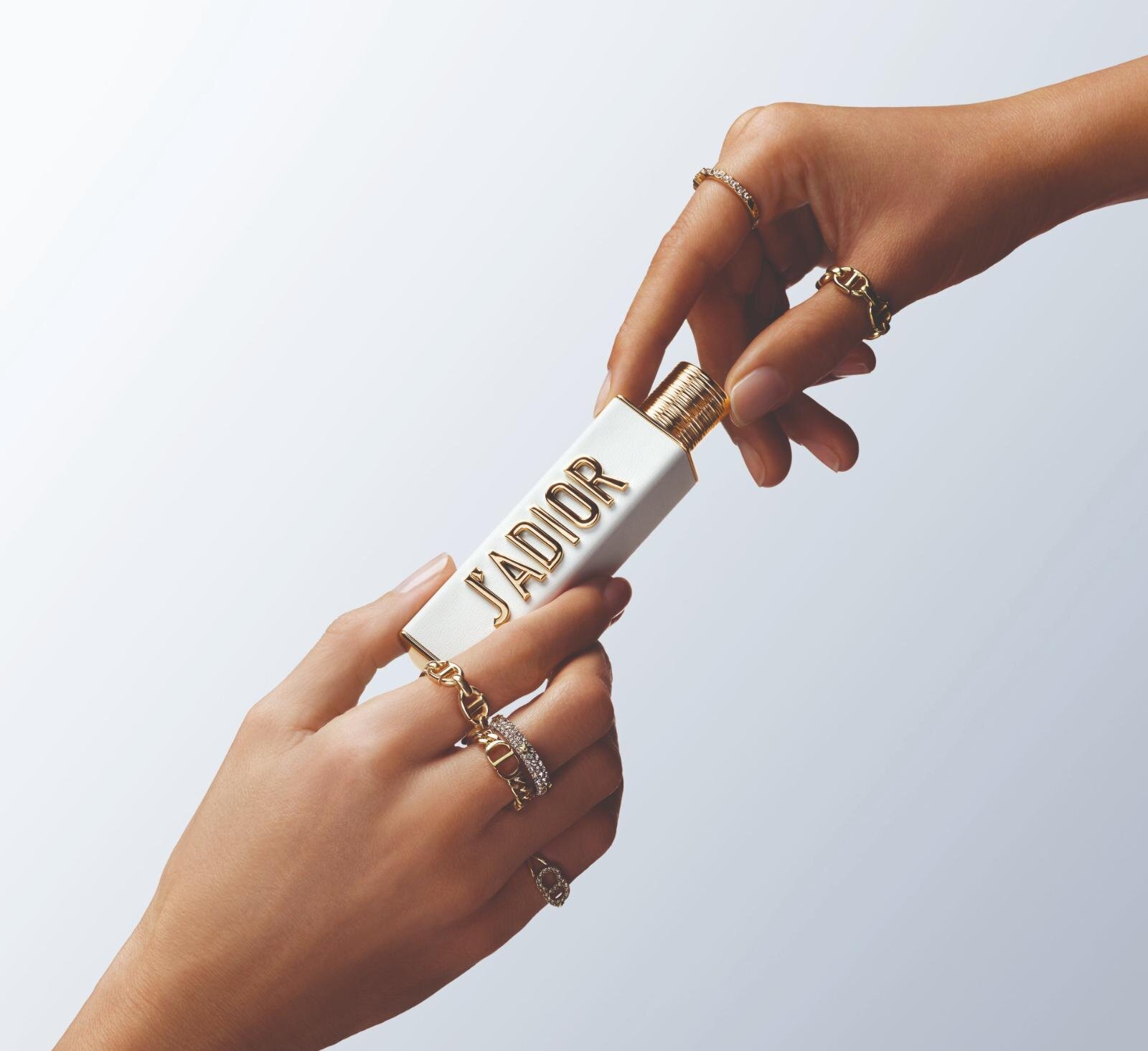 ディオール2025年冬コスメ“夢の花の香り”「ジャドール」がラメ入り