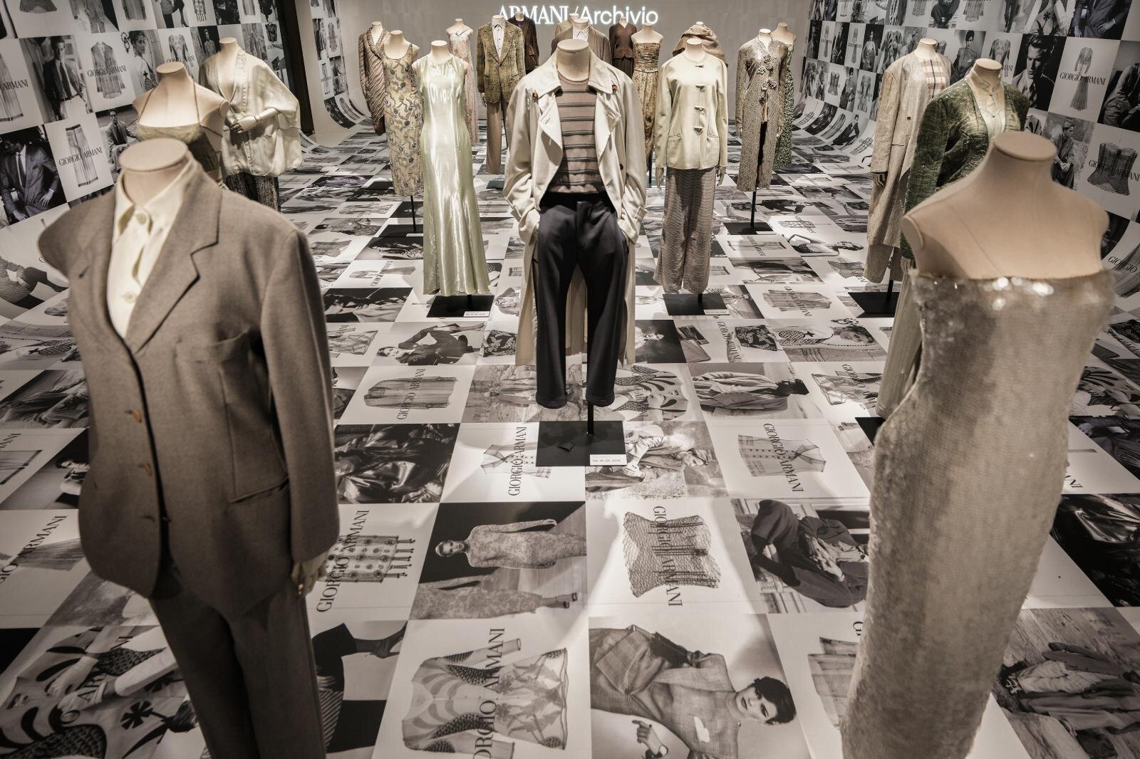 ジョルジオ アルマーニの貴重なアーカイブ約30点を特別展示