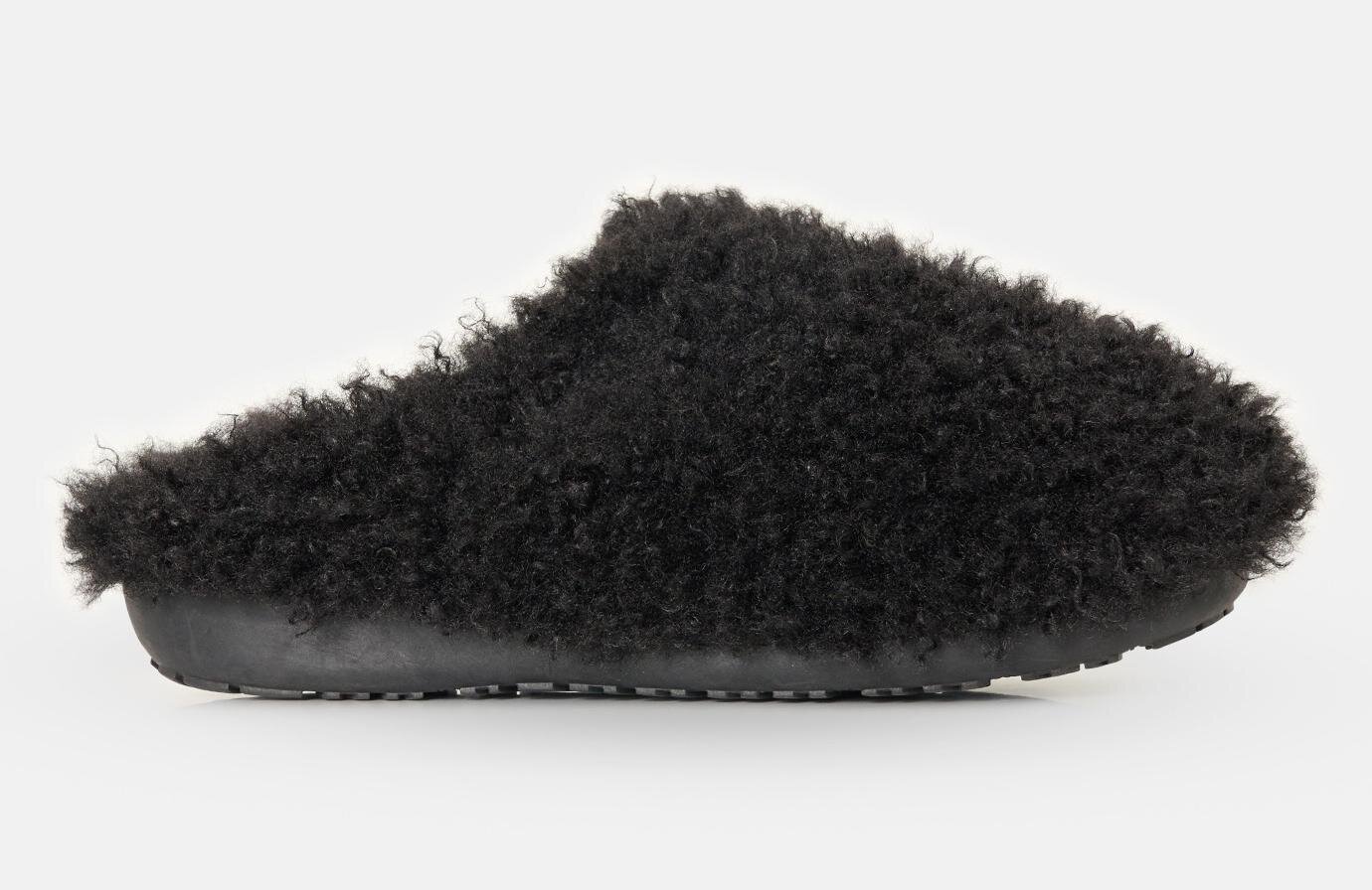 ぬいぐるみ風”ファー＆ベルベットリボンの厚底サンダル、スブ×ルシェル