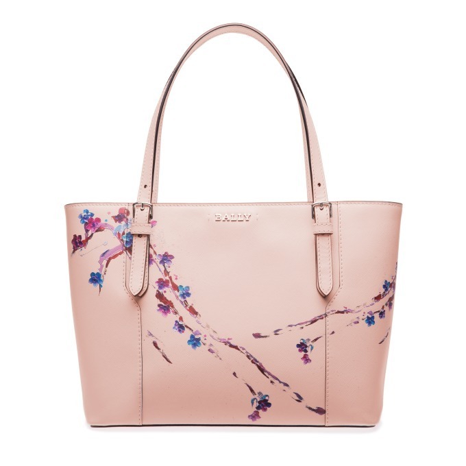 バリーから「桜スイーツ」を描いたトートバッグ＆財布、“食べられる