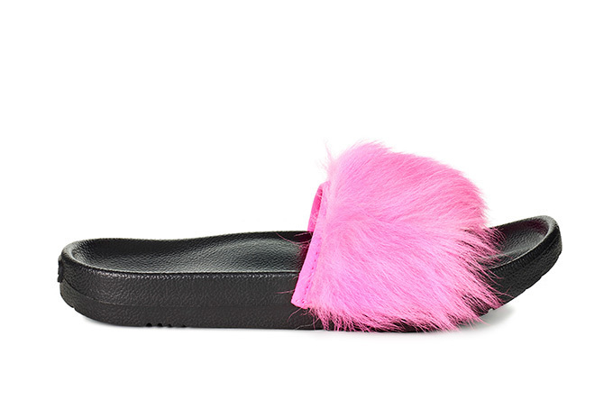 UGG”カラーファー付き”新作サンダル「ロイヤル」フラットソールで履き