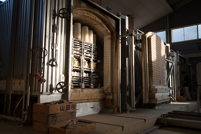 ゲラン、有田焼ボトルの香水「フォール フラワーズ」秋の花を纏った