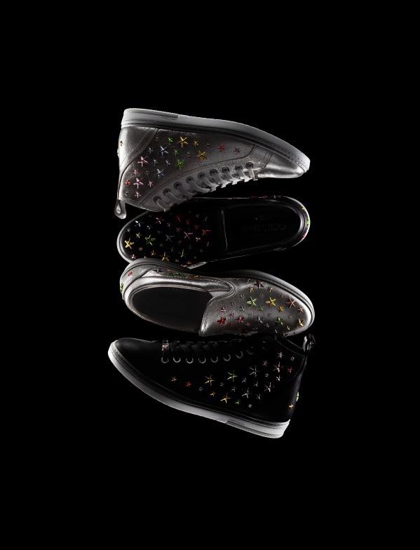 ジミー チュウから「スタースタッズ」コレクション、カラフルな虹色