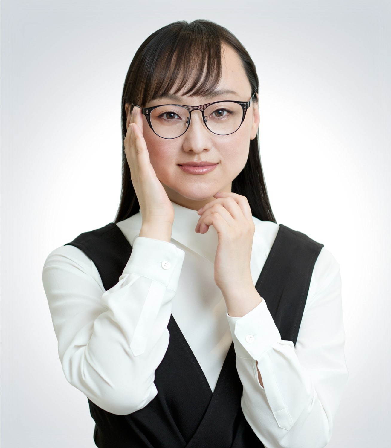 Zoff×ソマルタ・廣川玉枝のアイウェア“皮膚・骨”を表現したメガネ