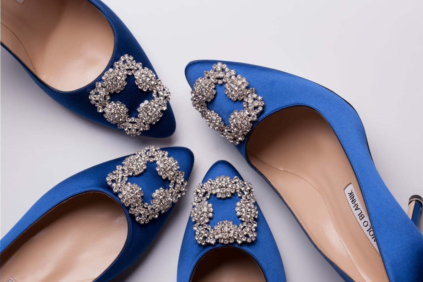 マノロ ブラニク“ホワイトクリスタル”を配した限定パンプス「ハンギシ