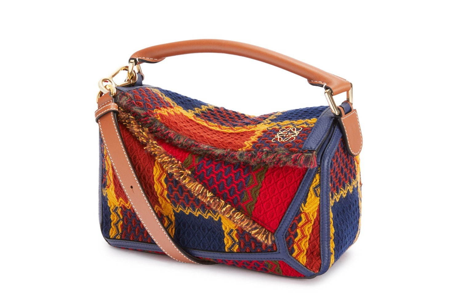 ロエベの人気バッグが“タータンチェック柄”に、フリンジ装飾付き