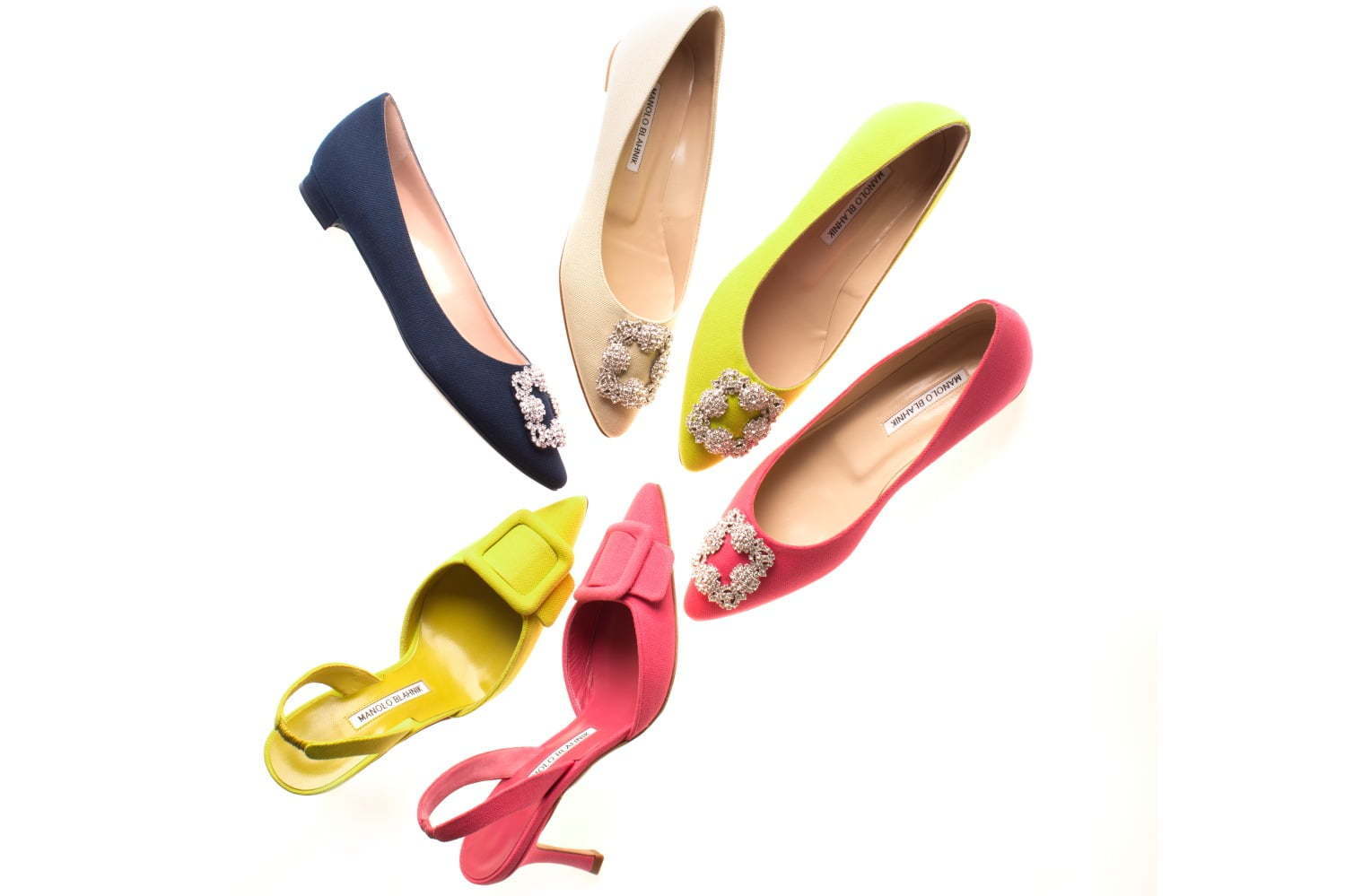 マノロ ブラニク表参道限定シューズ、鮮やかカラー×ビジューバックル