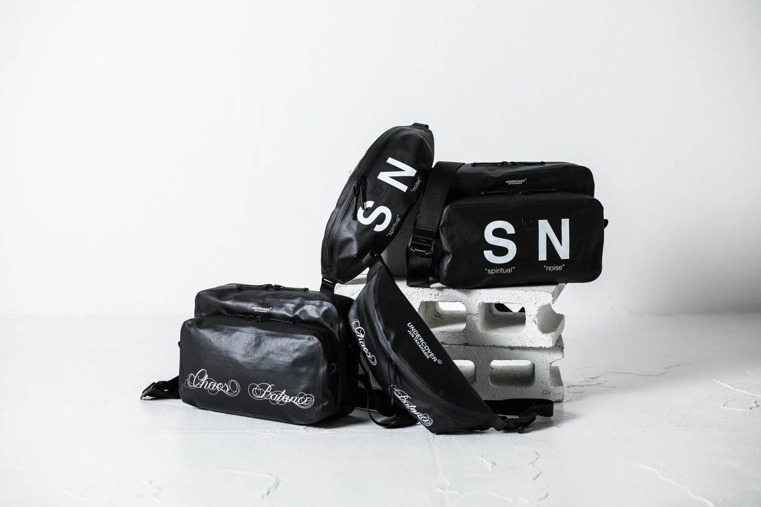 アンダーカバー×ラミダスのバッグ、グラフィックプリントを配した黒