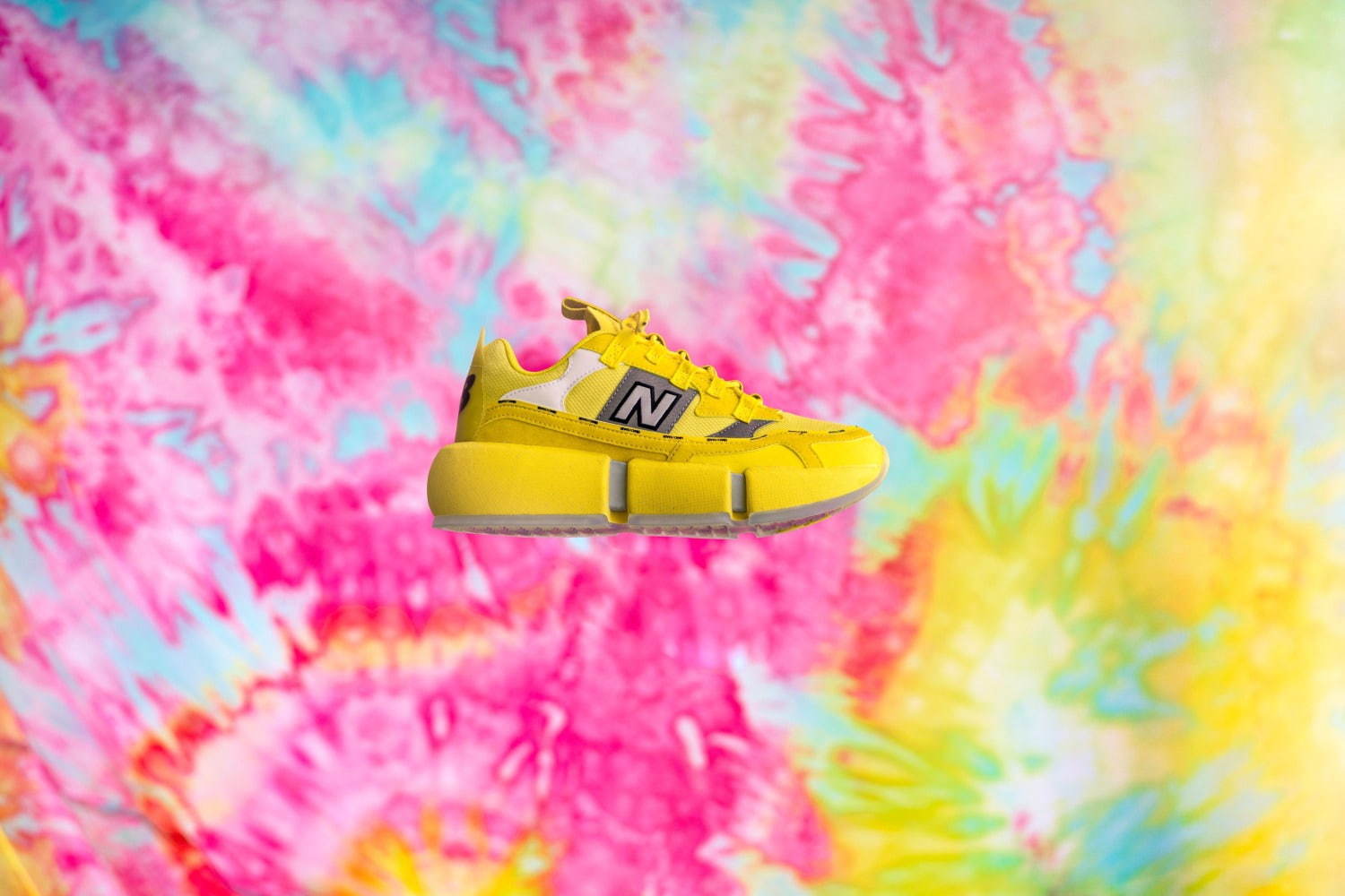 ニューバランス×ジェイデン・スミスの厚底メンズスニーカー、ビビッド