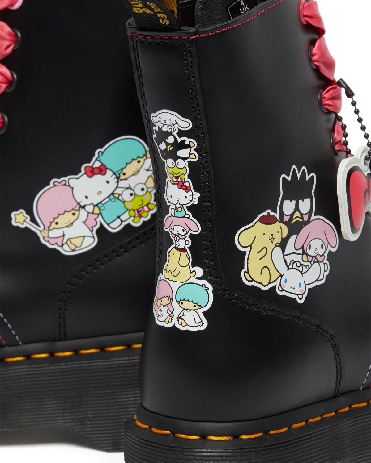 ドクターマーチン×ハローキティ新作8ホールブーツ、サンリオ人気キャラ
