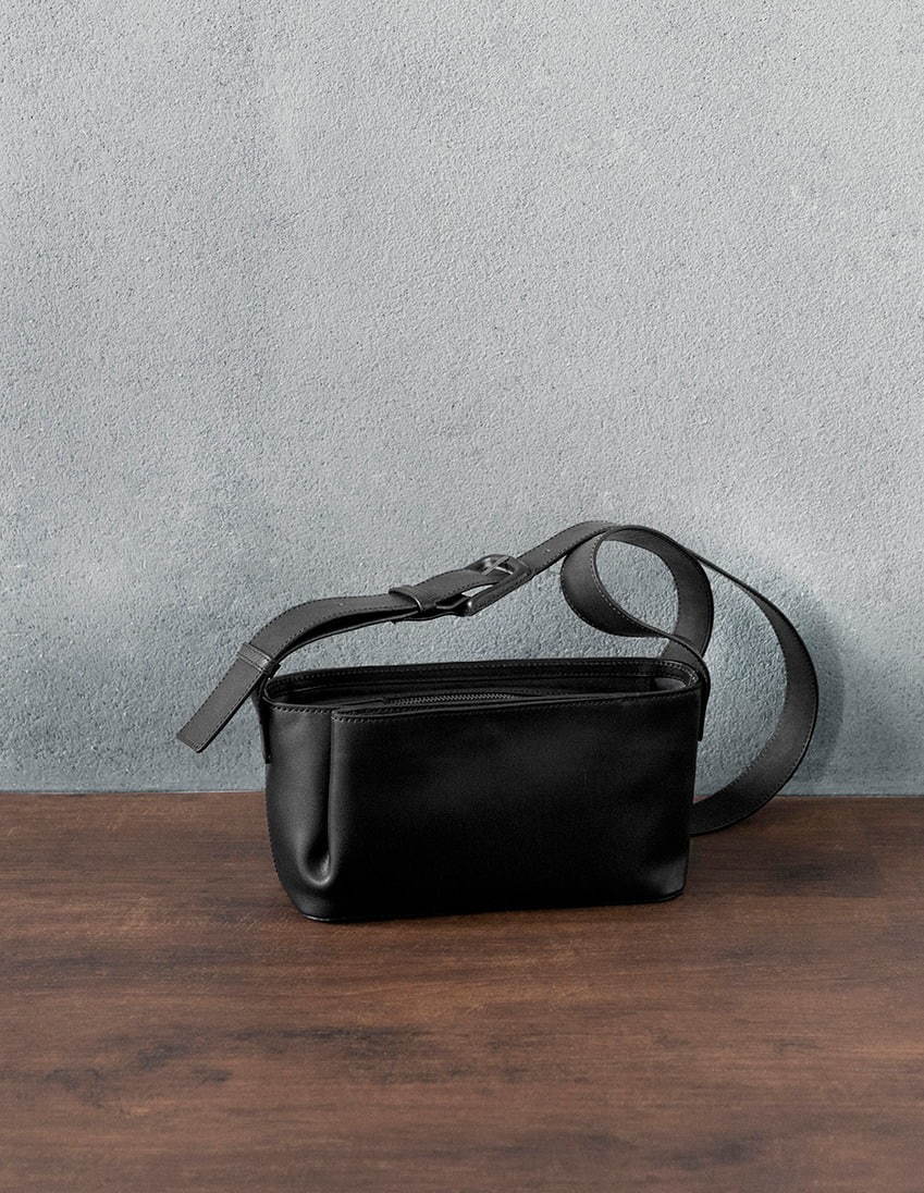 土屋鞄製造所の新作「ナミ(Nami)」革を折り重ねた“タックポケット”付き