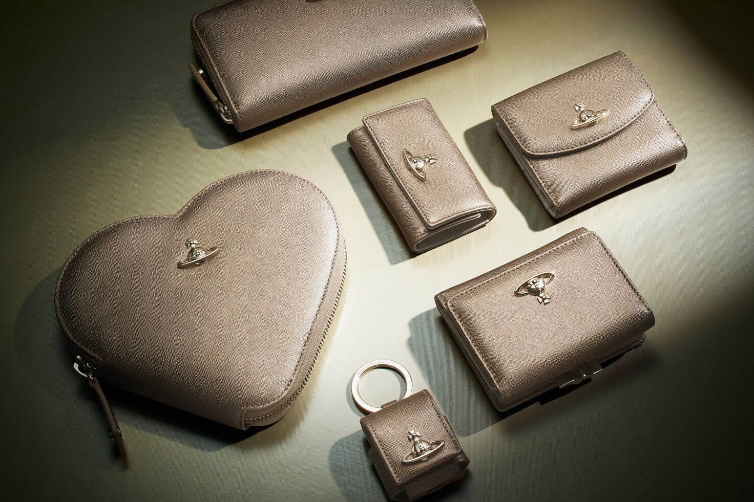 ヴィヴィアン・ウエストウッド“オーブ輝く”秋色レザーグッズ、ハート型