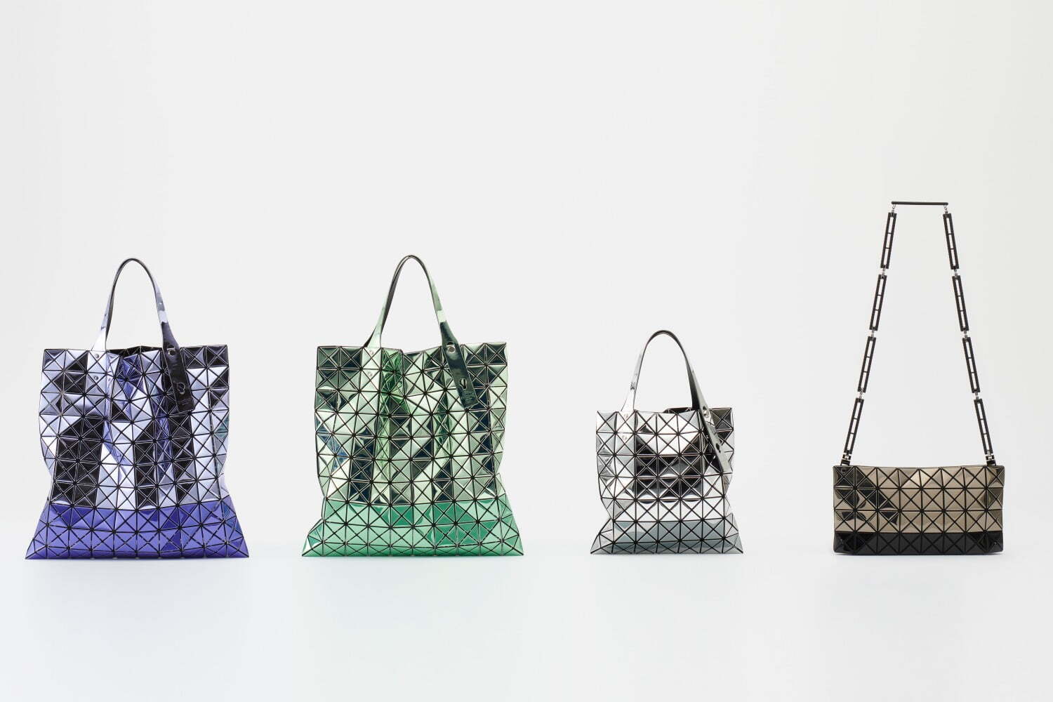BAO BAO ISSEY MIYAKEから鏡面素材の“バイカラー”トートや巾着型バッグ