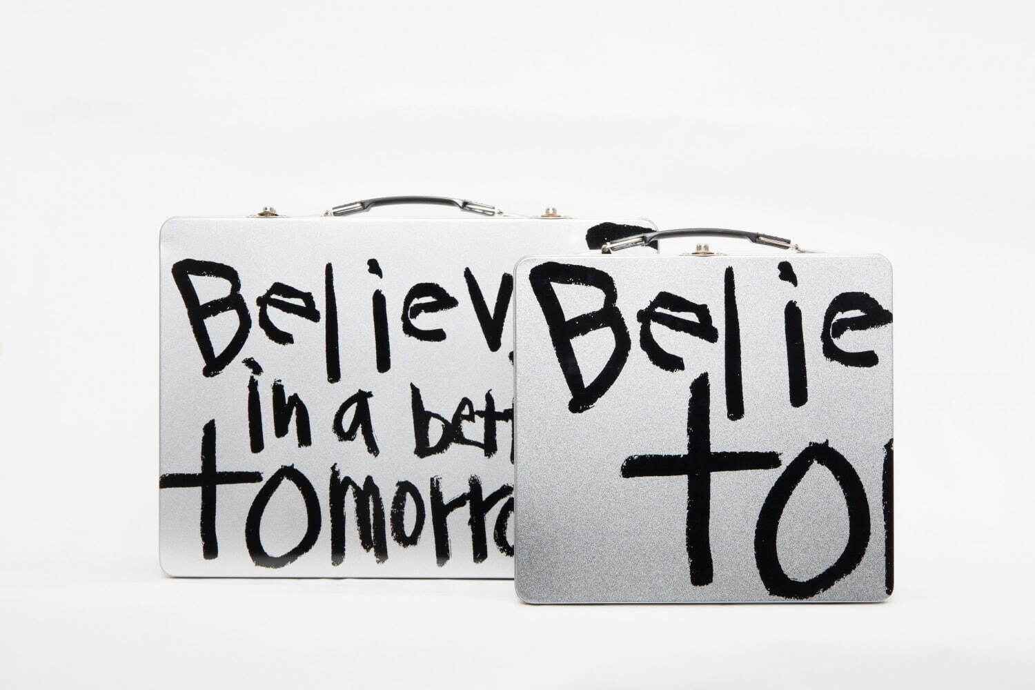 コム デ ギャルソンの青山店限定“ブリキ”のメッセージ トランク