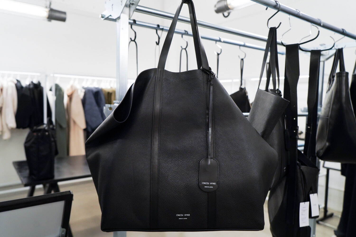 ハイク×チャコリの新作フラットポーチ、上質ブラックレザー＆ロゴ入り