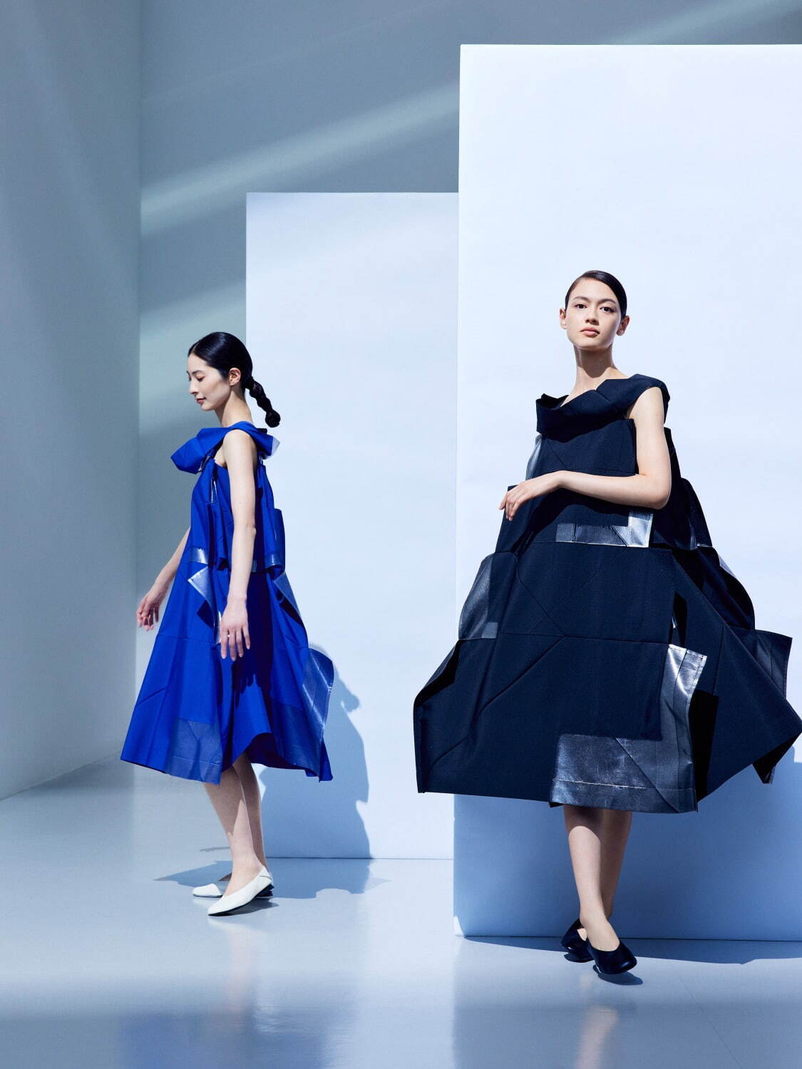 132 5. イッセイ ミヤケ新作、艶めく“箔押し”の濃淡を楽しむドレス