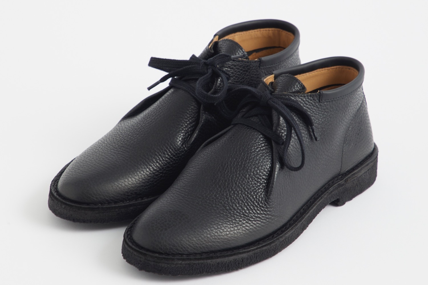 パドモア＆バーンズのユナイテッドアローズ別注ブーツ、一枚革で仕上げ