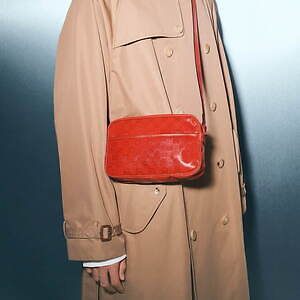 グッチ23年秋冬“ハイビスカスレッド×クリスタル GGキャンバス”のカード