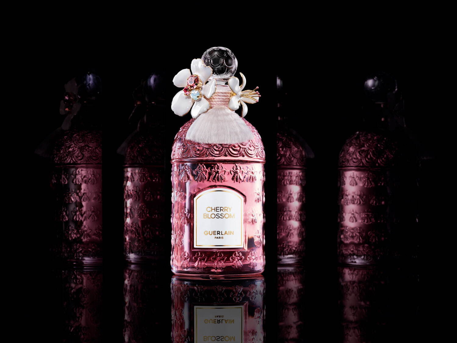ゲラン“桜香る”24年春フレグランス「チェリーブロッサム」ボトルから