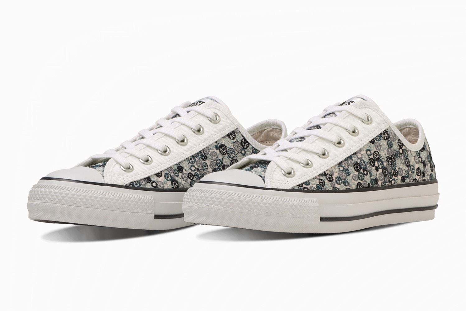 コンバース×ミナ ペルホネンのスニーカー、“満天の星きらめく”刺繍の