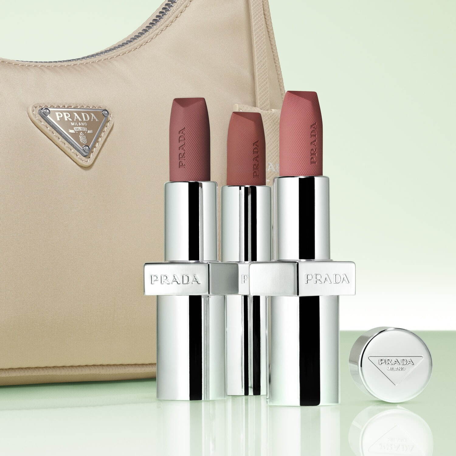 プラダ ビューティのリップ「モノクローム」に24年夏新ヌードカラー