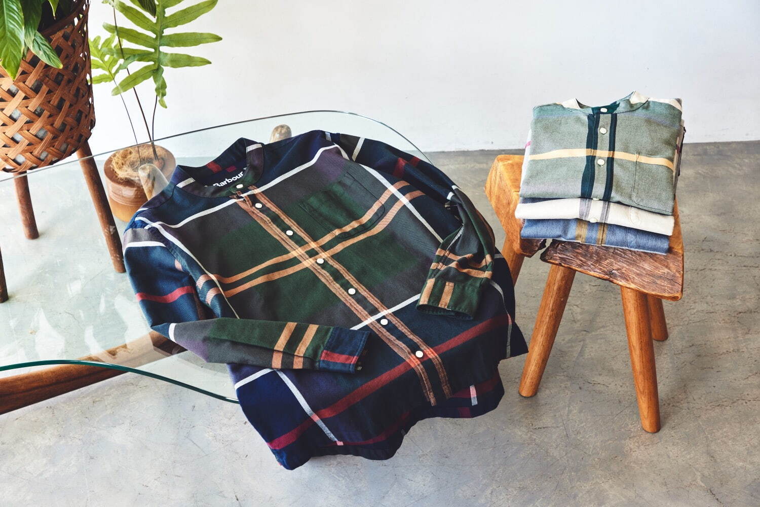 バブアーの24年春夏新作、“タータンチェック”のバンドカラーシャツ