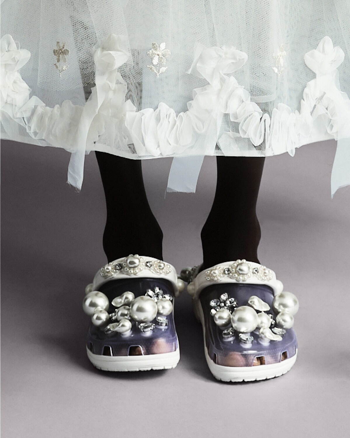 シモーネ ロシャ×クロックス“大粒パール＆ビジュー付き”コラボサンダル