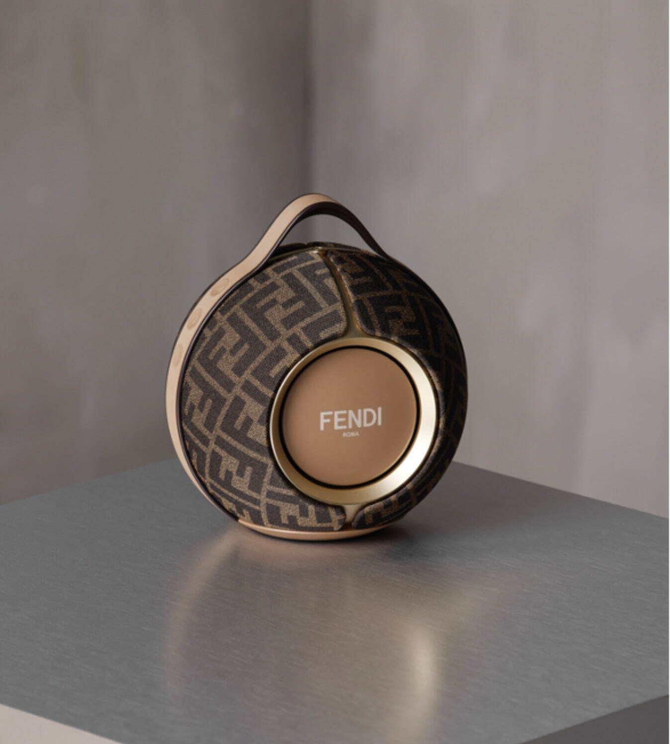 フェンディ×仏発「デビアレ」“FF”ロゴモノグラムの限定ポータブル