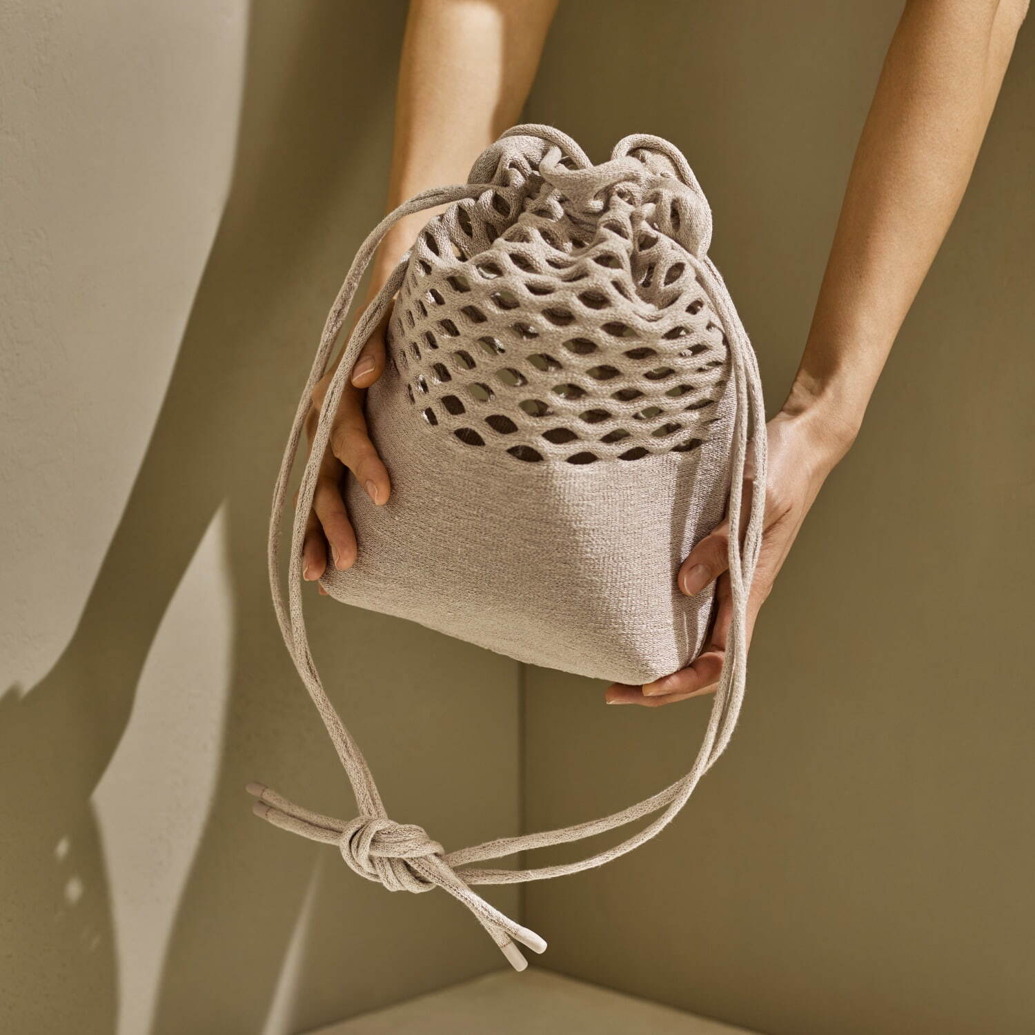 グッド グッズ イッセイ ミヤケ「モッコ」バッグ、“柔らか”リネン混紡