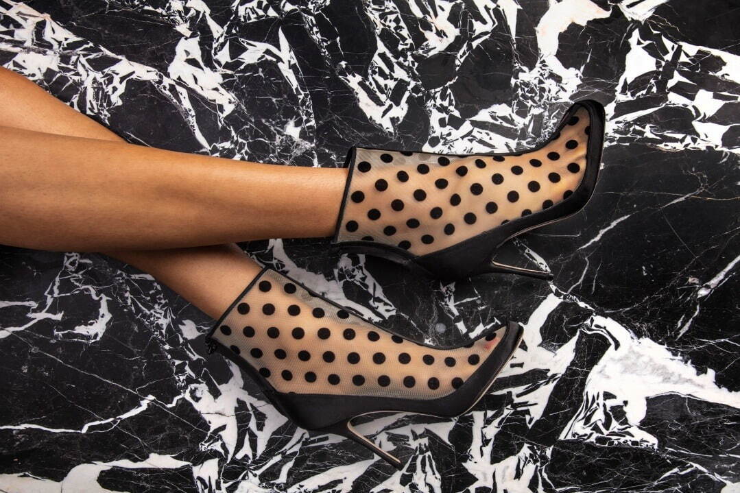 マノロ ブラニクの2023年秋冬新作、グリーンの「ハンギシ」フラット