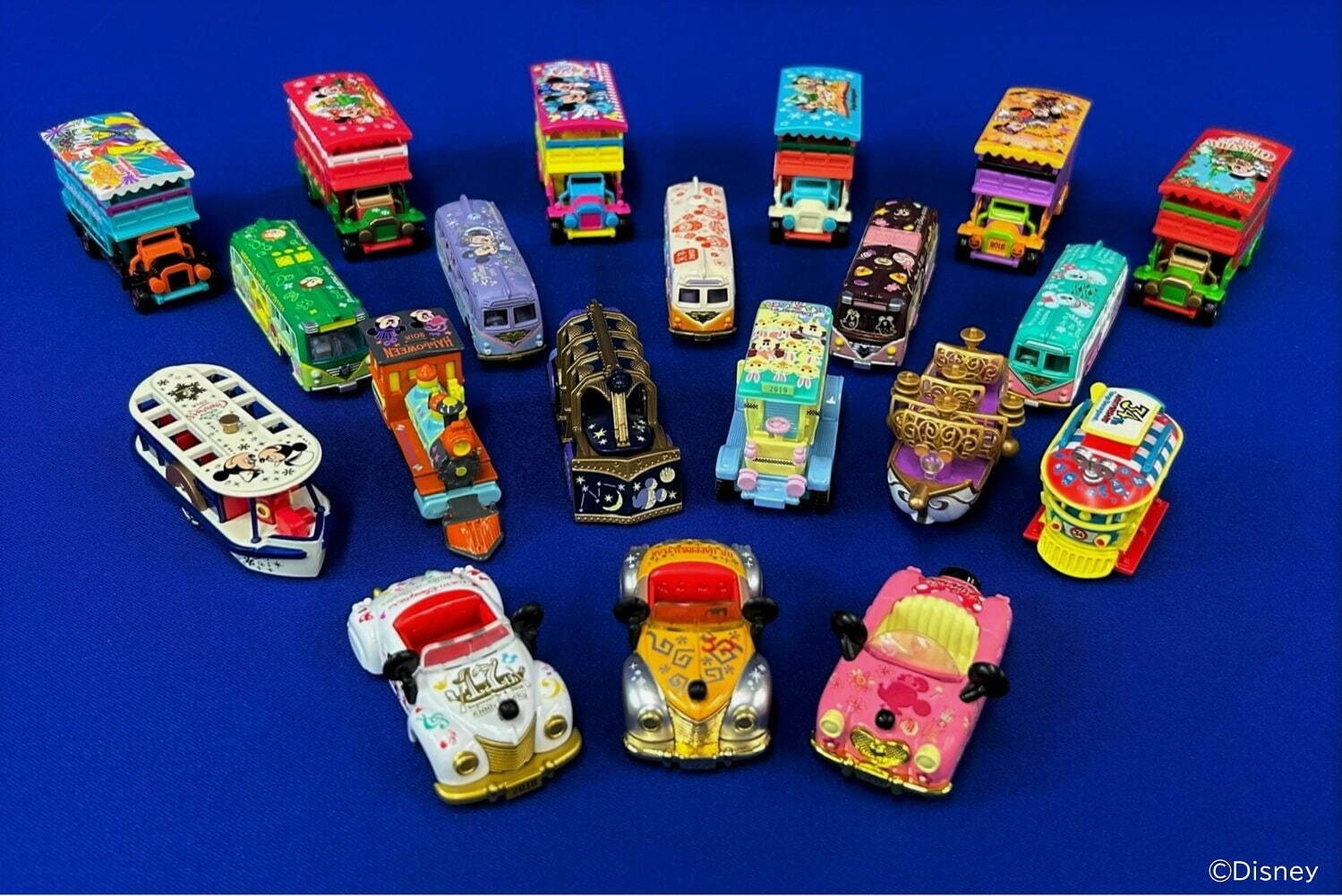 東京ディズニーリゾート“歴代グッズ”の企画展がイクスピアリで、過去の