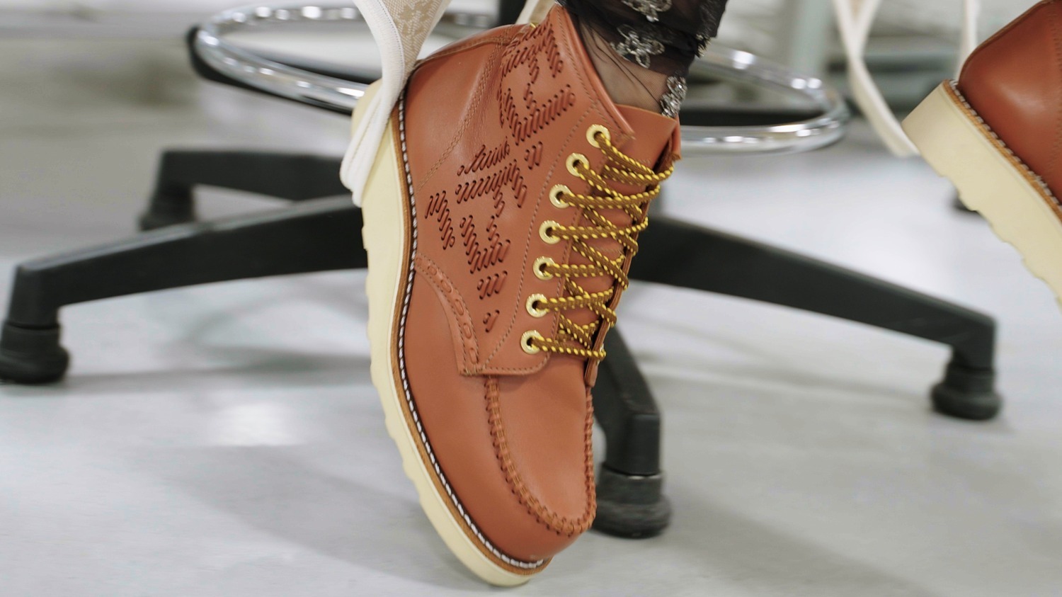 フェンディ×レッドウィングのウィメンズワークブーツ、最高級牛革に