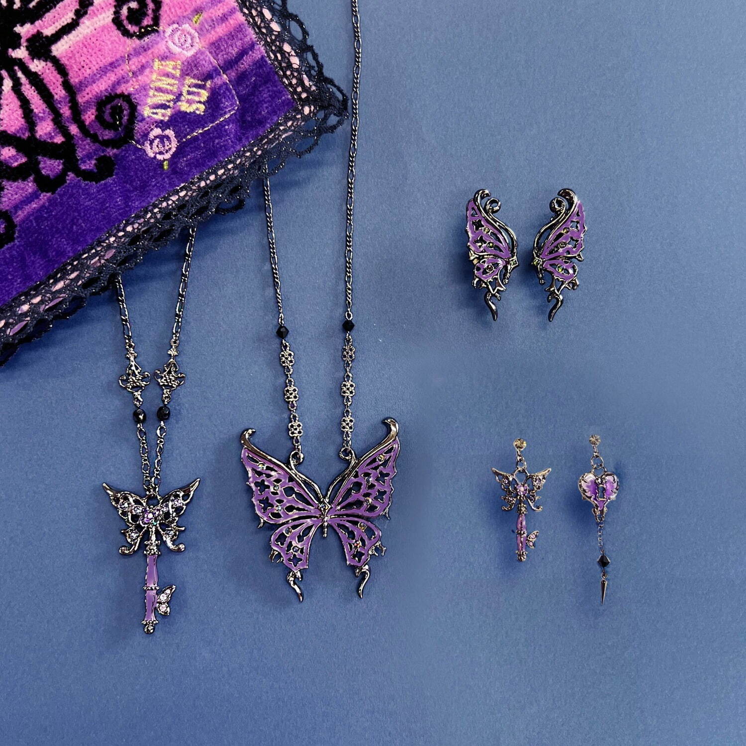 アナ スイよりゴシック様式着想「蝶」アクセサリー、透かし模様の