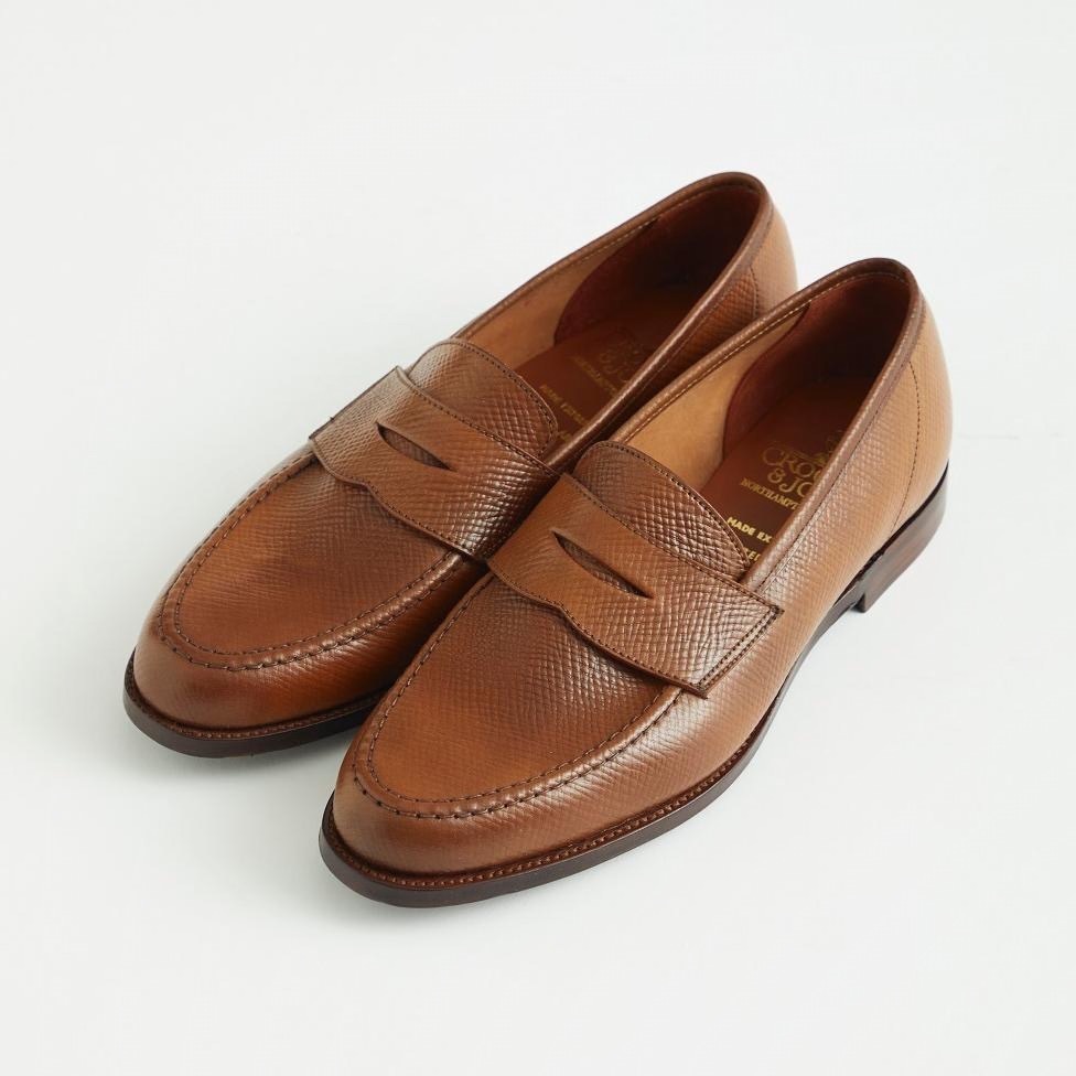 クロケット＆ジョーンズ“型押しコードバン”のメンズローファー