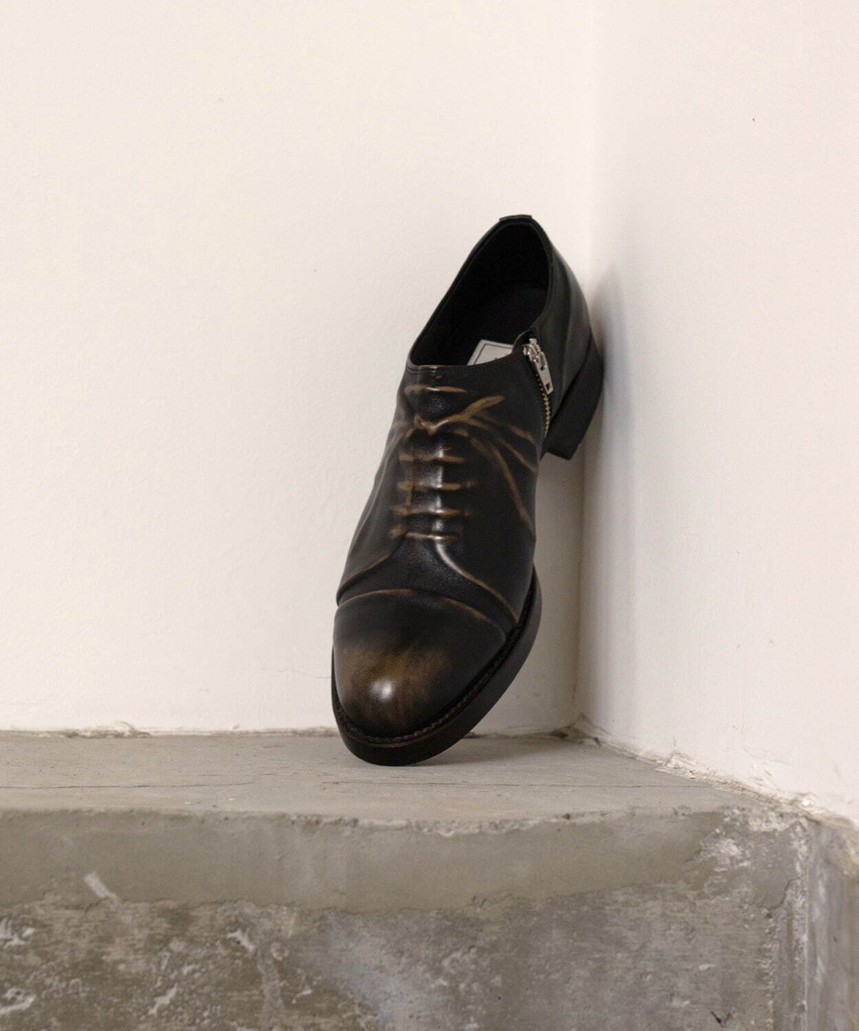 アトリエ ミハラヤスヒロ直営店限定レザーシューズ、“炙り出し加工”を