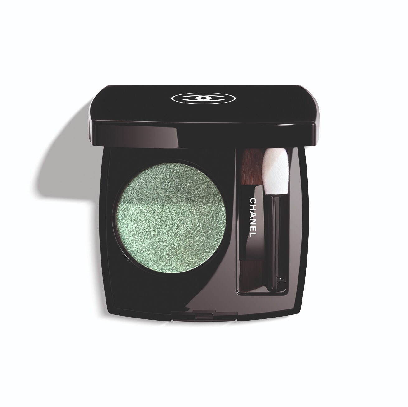 シャネル2025年春コスメ「パステルカラー」のアイシャドウ＆サテン質感