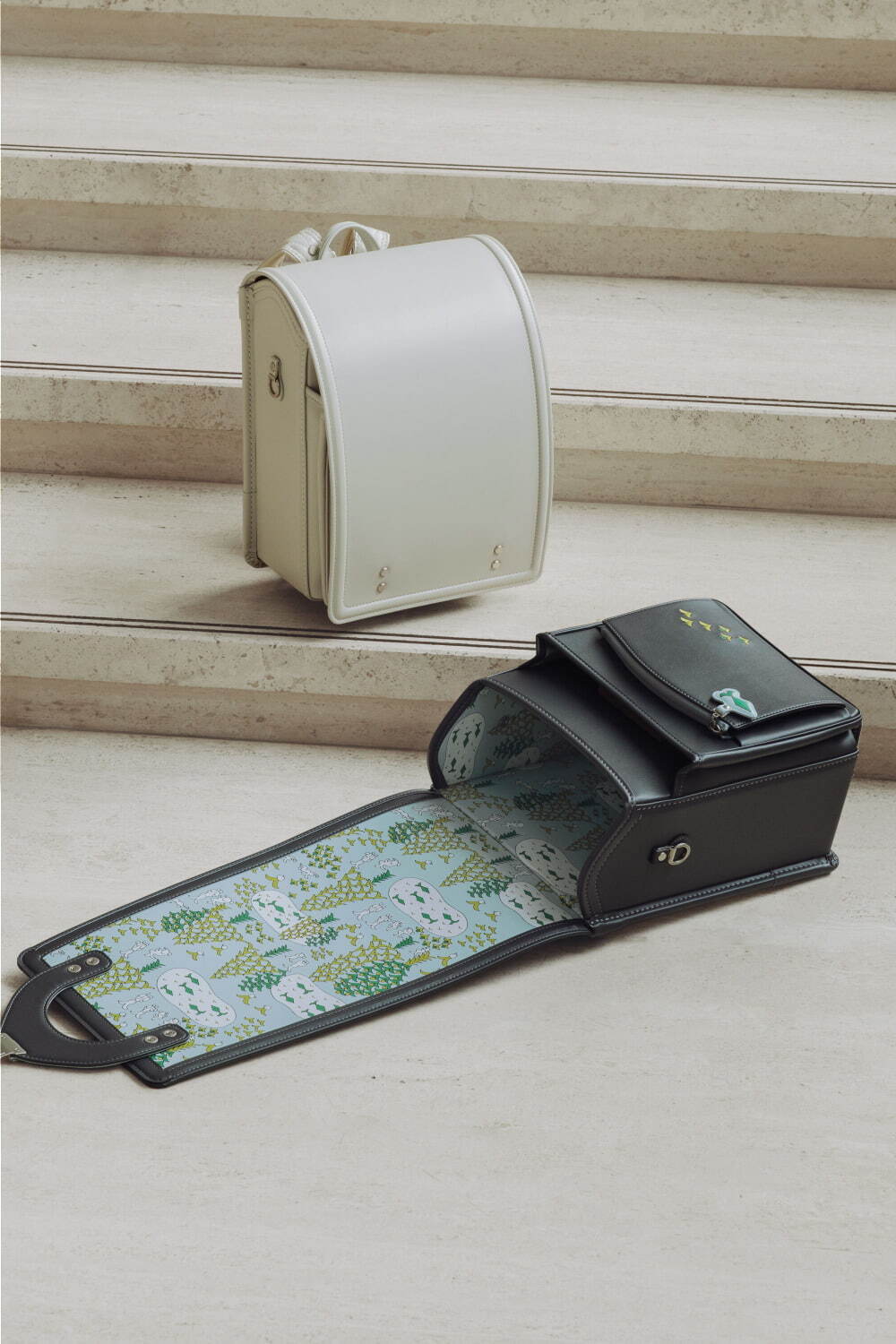 土屋鞄製造所×ミナ ペルホネンのランドセル、“翼”モチーフの描きおろし