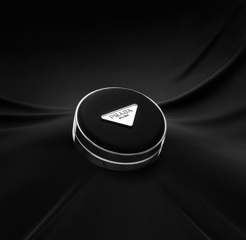 プラダ ビューティ25年春ベースメイク、発光ツヤ肌キープの美容液