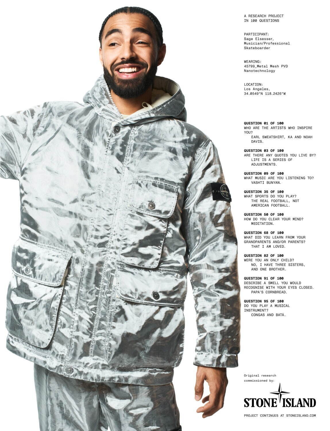 ストーンアイランドのシルバーダウンジャケット、“まるで液体”のように