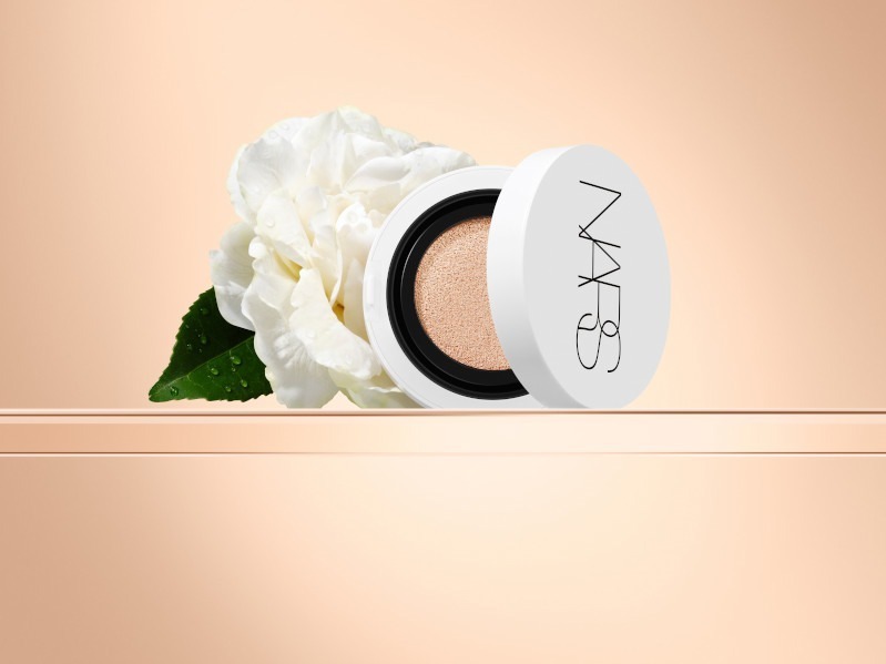 NARS25年春ベースメイク“光でカバー”美容液仕立てのクッションファンデ