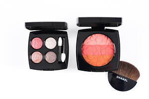 シャネル2025年春コスメ「カメリア」モチーフの4色アイシャドウ