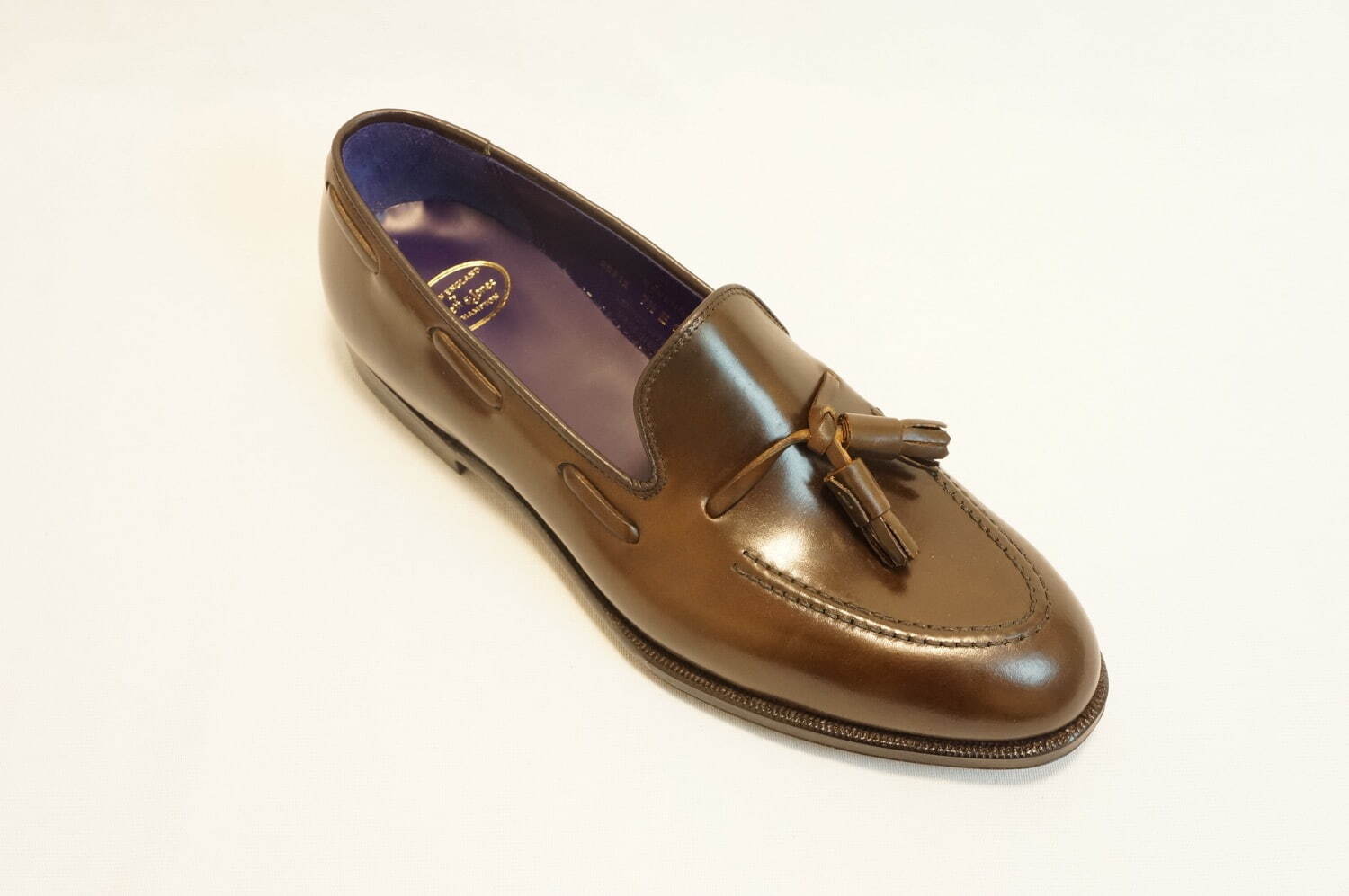 クロケット＆ジョーンズ“コードバン”のタッセルローファー「キャベン