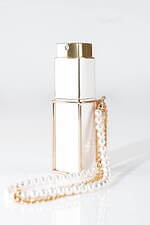 シャネル「ココ マドモアゼル」25年春の香水スプレー、“まるで