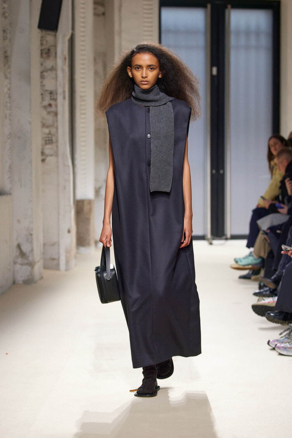 オーラリー 2025年秋冬コレクション - ノスタルジー、1着の服が大切に