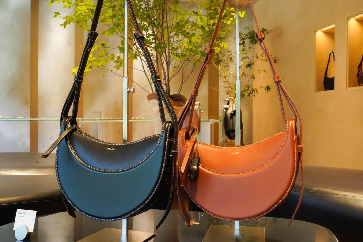 ポレーヌ定番＆24年新作バッグ、“乗馬用馬具”着想ハーフムーン型