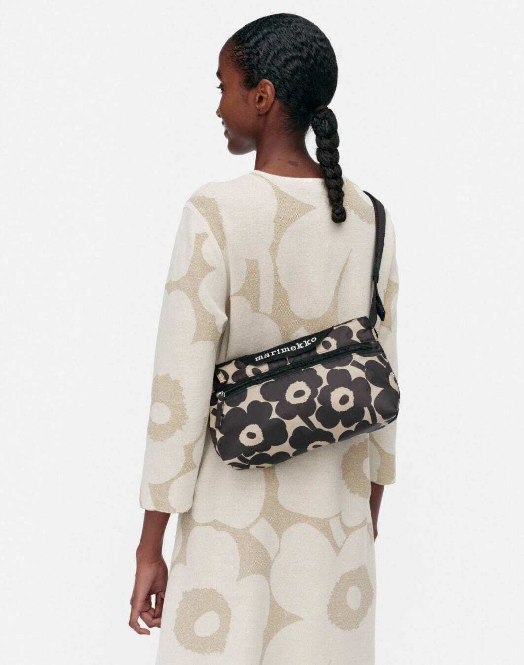 マリメッコ「ウニッコ」柄ショルダーバッグ、コンパクトに畳める
